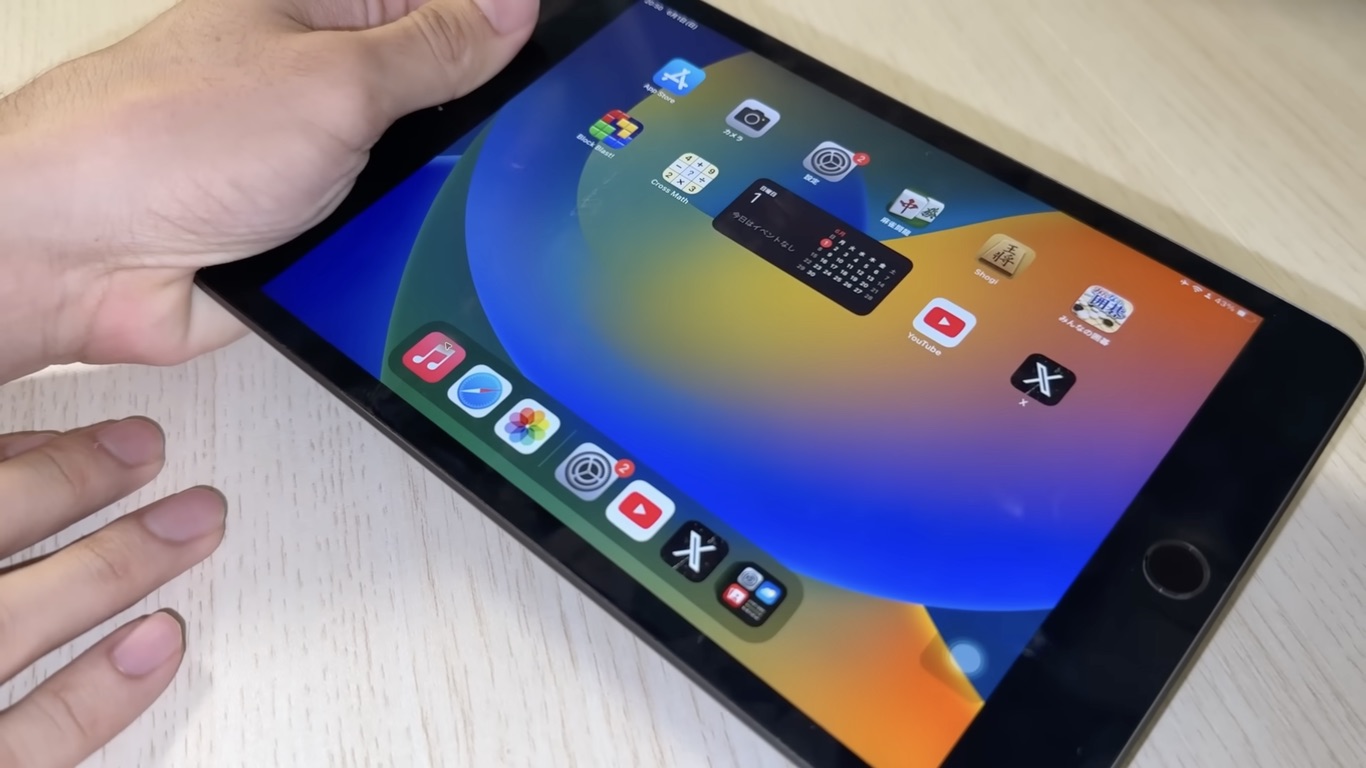 iPad mini 5の太い画面のフチを手で持っている様子
