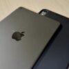 iPad mini 5とiPad mini 7を重ねて背面のデザインを比較
