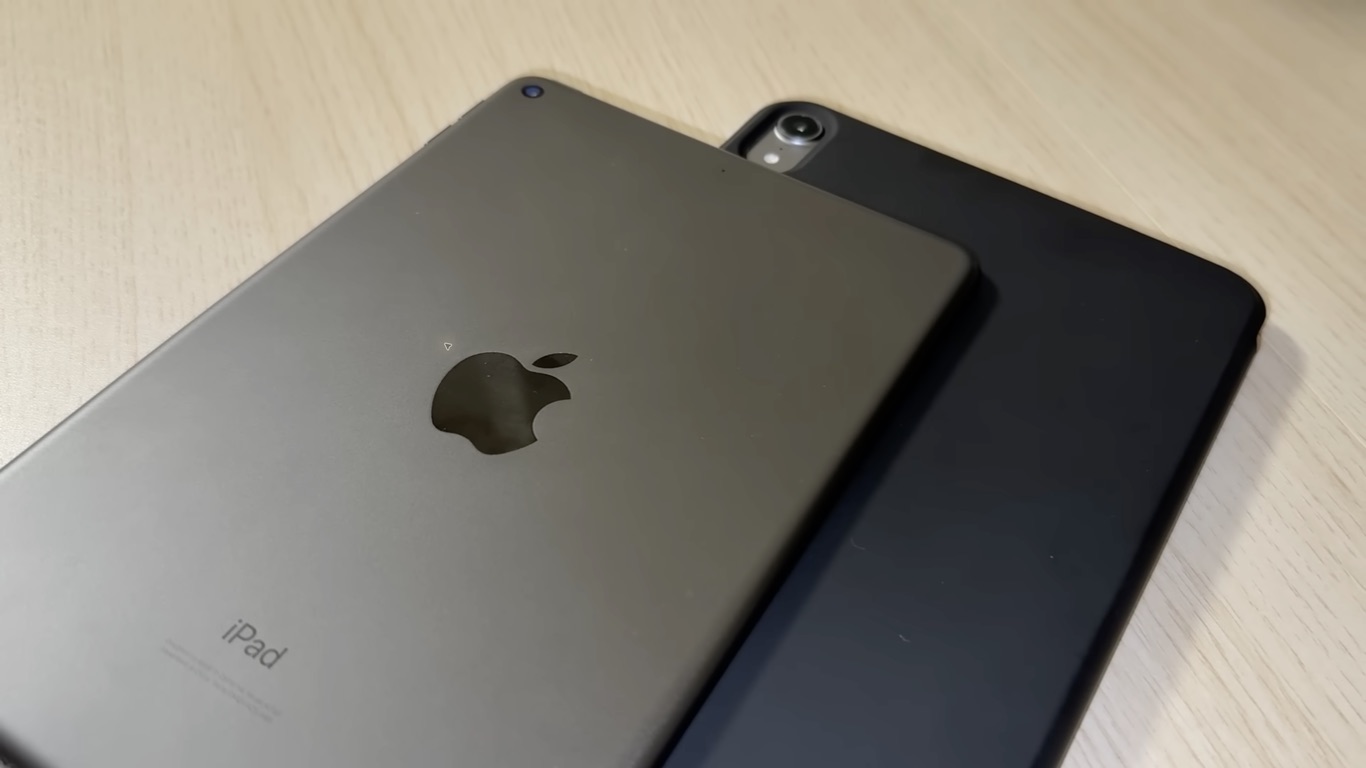iPad mini 5とiPad mini 7を重ねて背面のデザインを比較